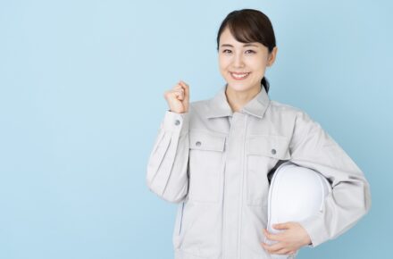 ガッツポーズの女性