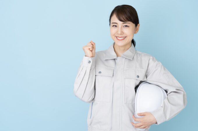 ガッツポーズの女性