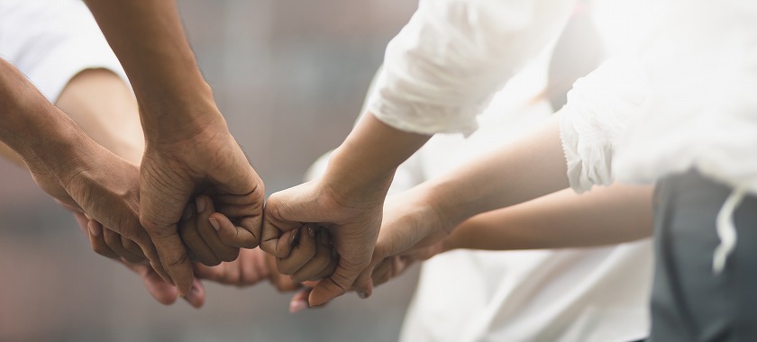 グーを突き合わせる