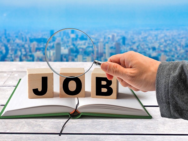 本の上にJOBの積み木