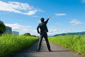 空を指さす男性